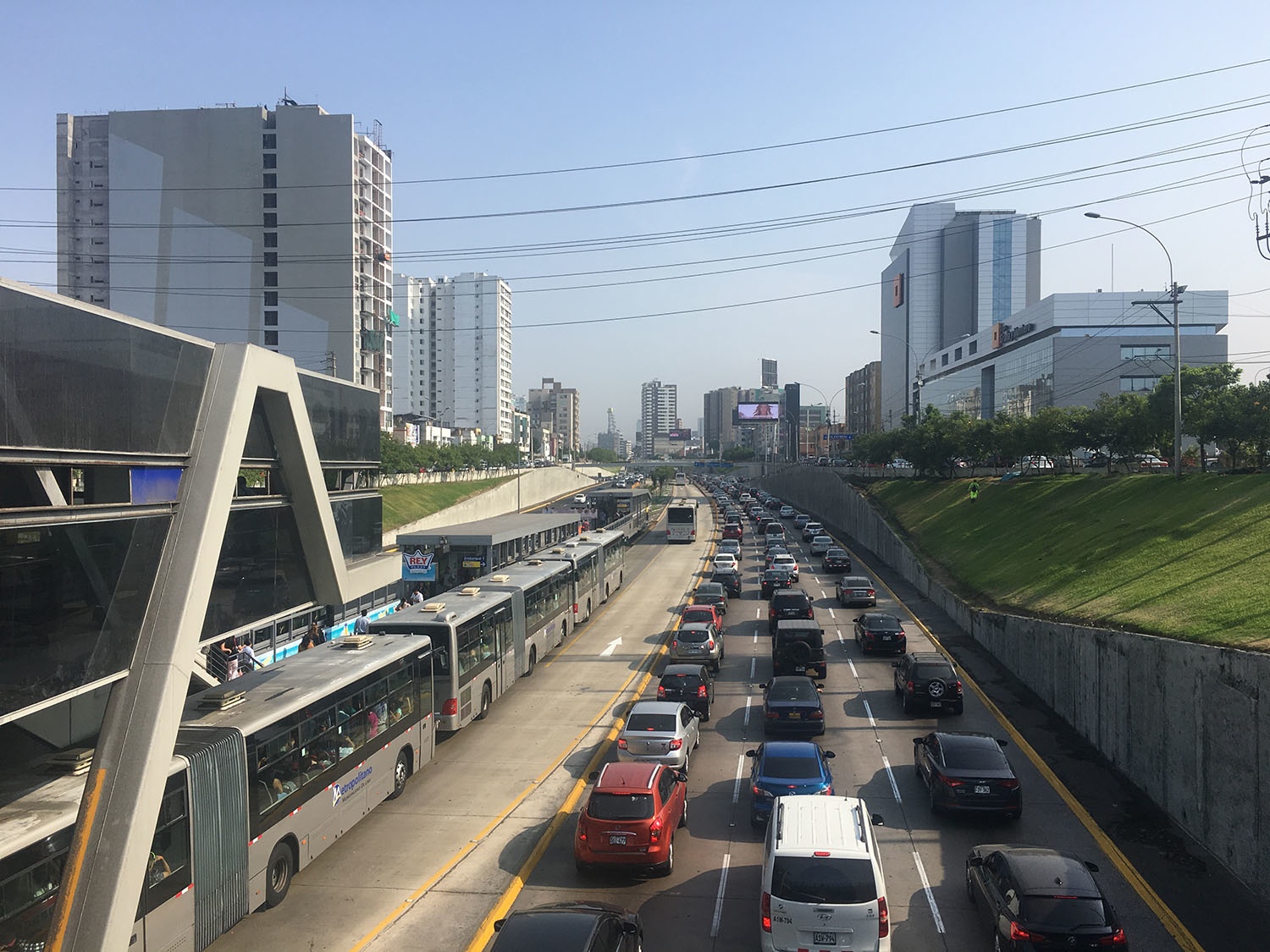 Traffic jam along Paseo de la República Fwy. next to the BRT lane in Central Lima by Natalia Pulido Castro