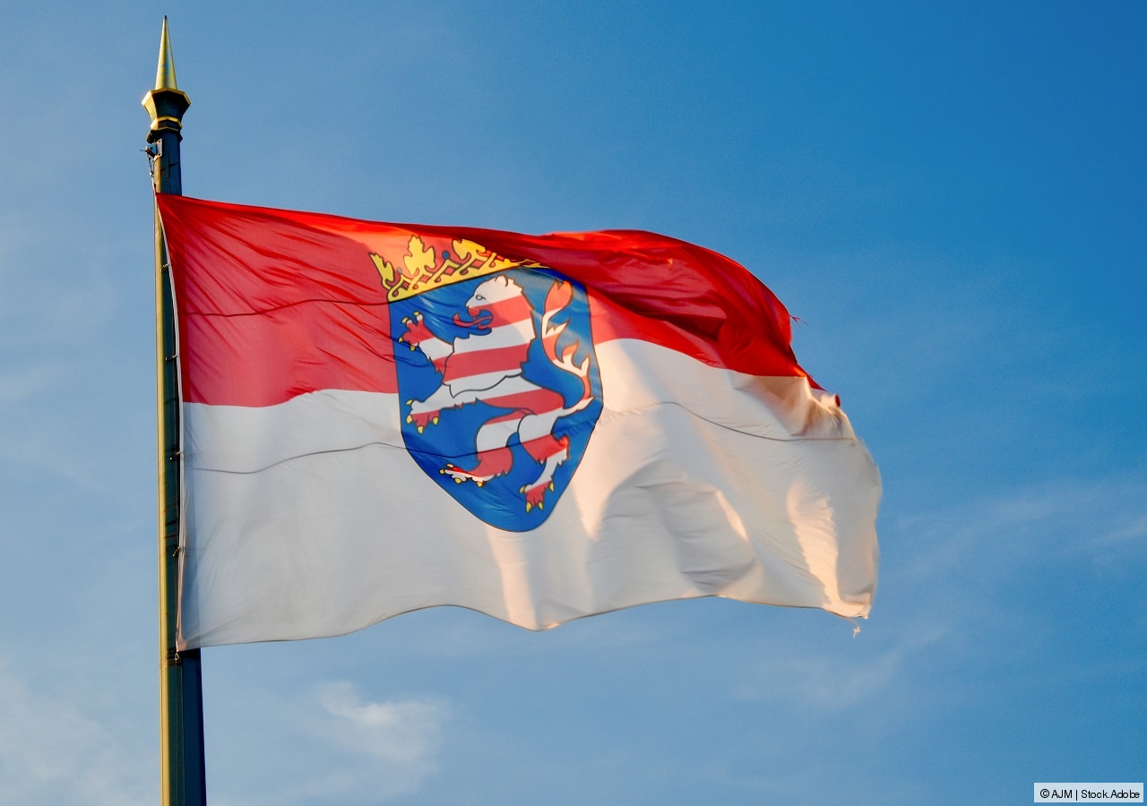 Hessische Flagge mit Landeswappen im Wind