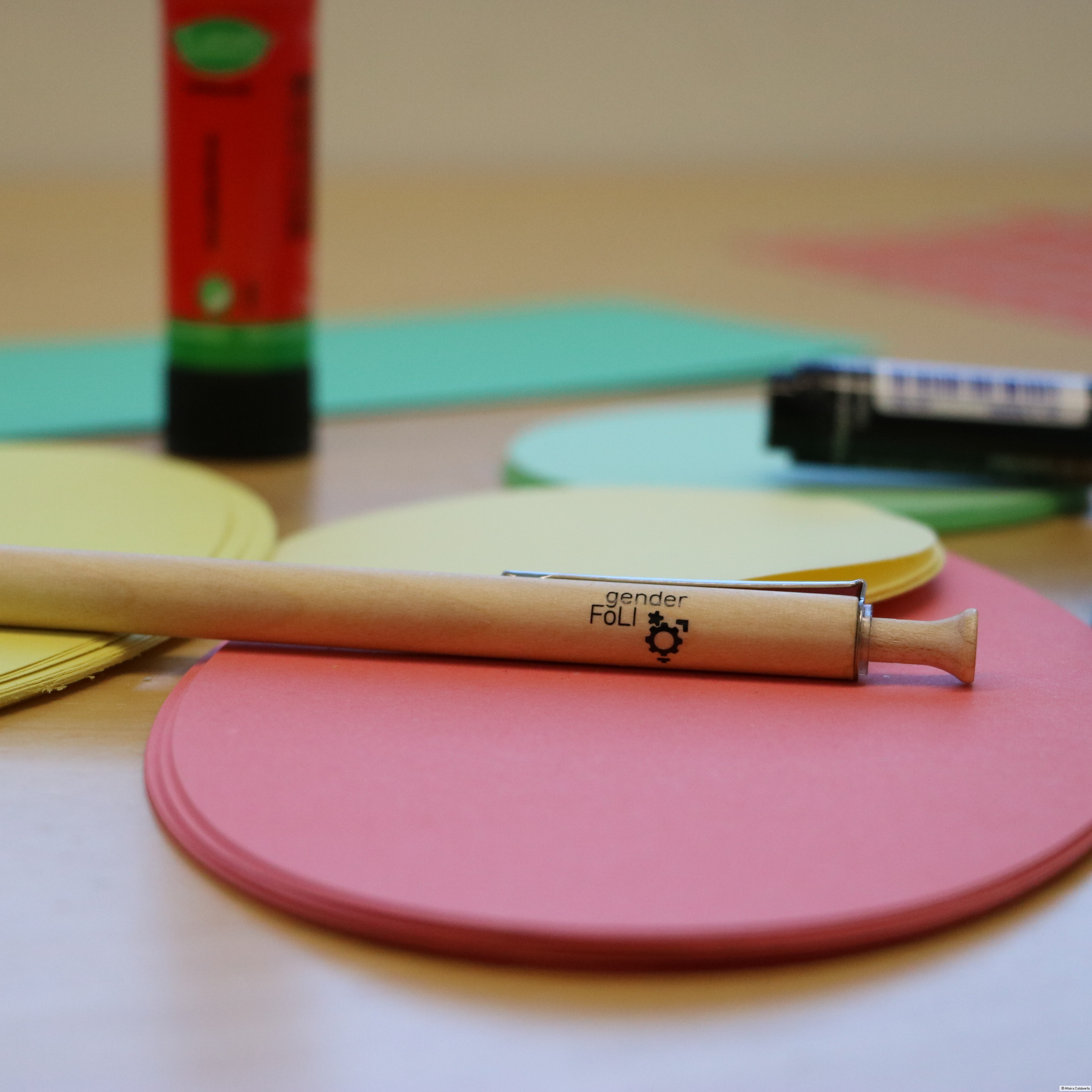 Stift und bunte Moderationskarten auf einem Tisch