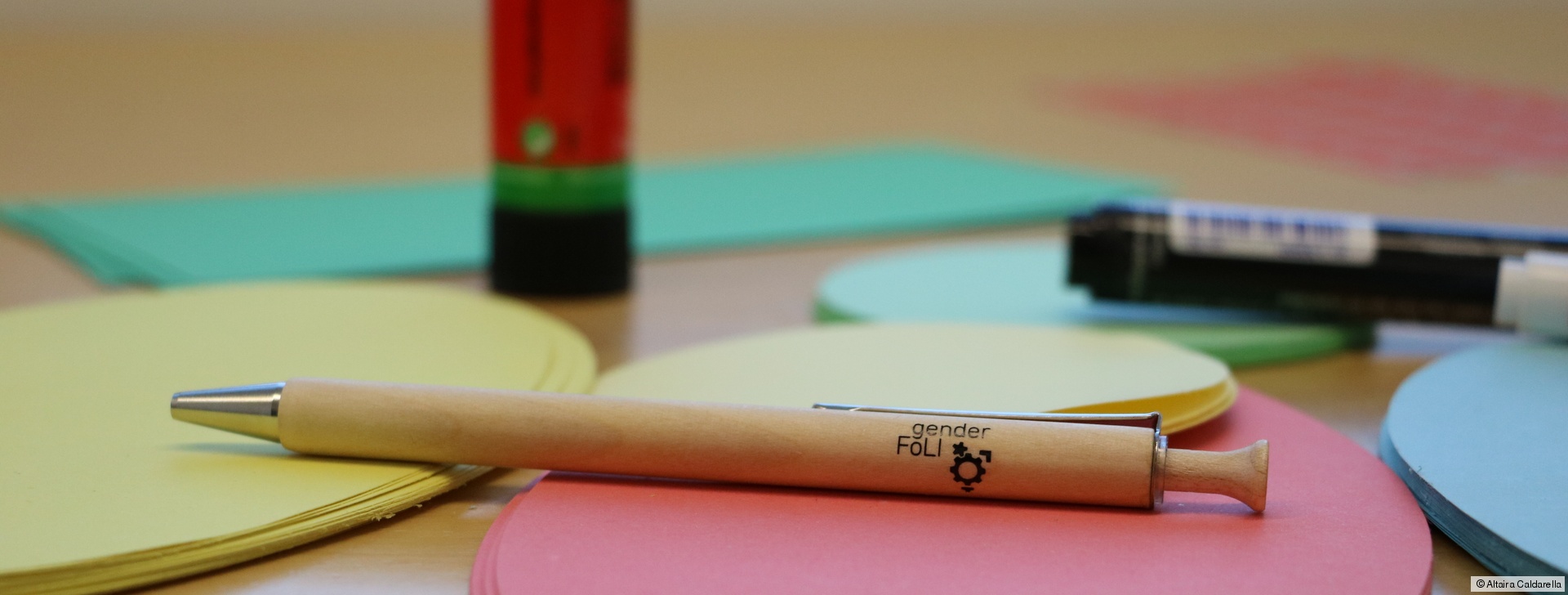 Stift und bunte Moderationskarten auf einem Tisch