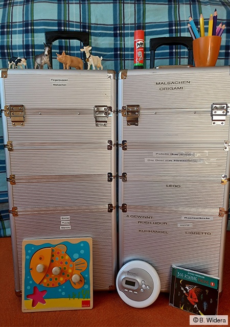 Mobiles Kinderzimmer - Koffer mit verschiedensten Schubladen gefüllt mit Fingerpuppen, Malsachen, Spielen, CDs, Büchern, etc.
