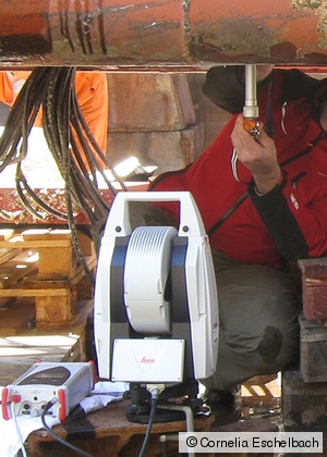 Plane inspection of the receiver modules of the multibeam echosounder of the Fugro Gauss with the AT401 Plane inspection of the receiver modules of the multibeam echosounder of the Fugro Gauss with the AT401