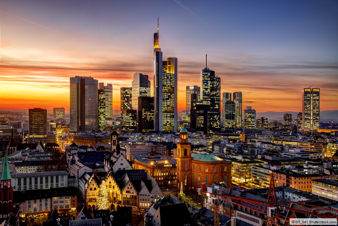 Foto der Skyline von Frankfurt bei Sonnenuntergang