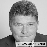 Schwarzweißfoto von Prof. Dr. Hinterwäller