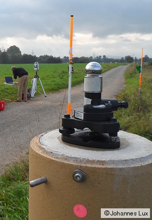 Reference Distance Measurement with the Laser Tracker AT401 on a Calibration Baseline
