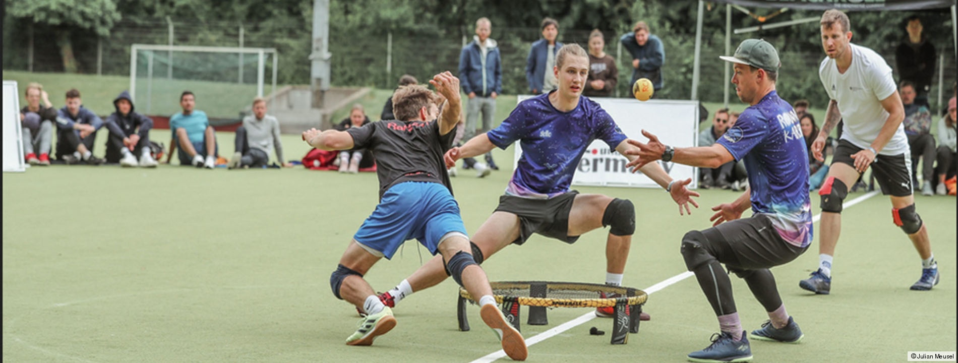 Bild von Menschen, die Spikeball spielen, Link zum aktuellen Sportprogramm