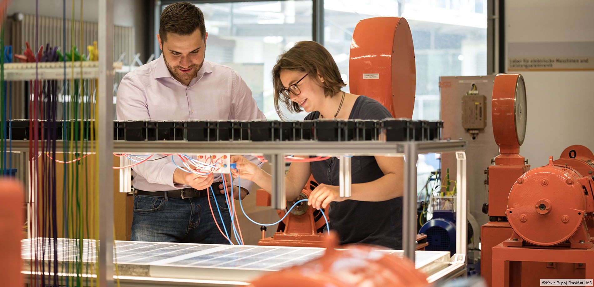 Theoretisches Know-how ist oft nur die halbe Miete. Ihr Theoriewissen aus dem Hörsaal wenden Sie im Labor direkt praktisch an.