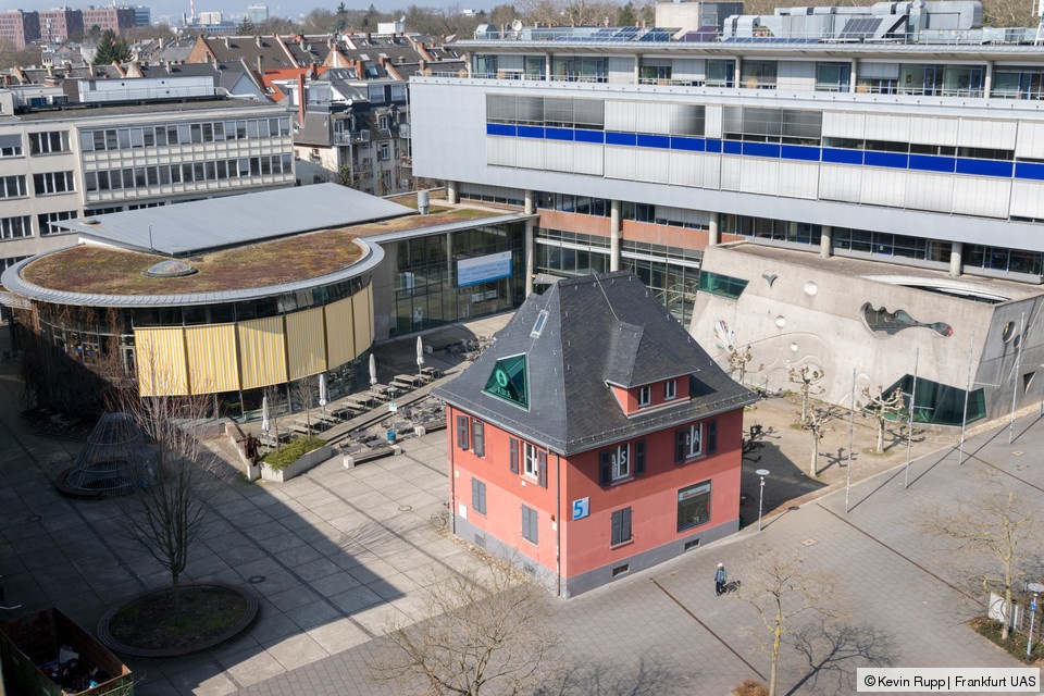Gebäude des AsTA (rot, vorne)