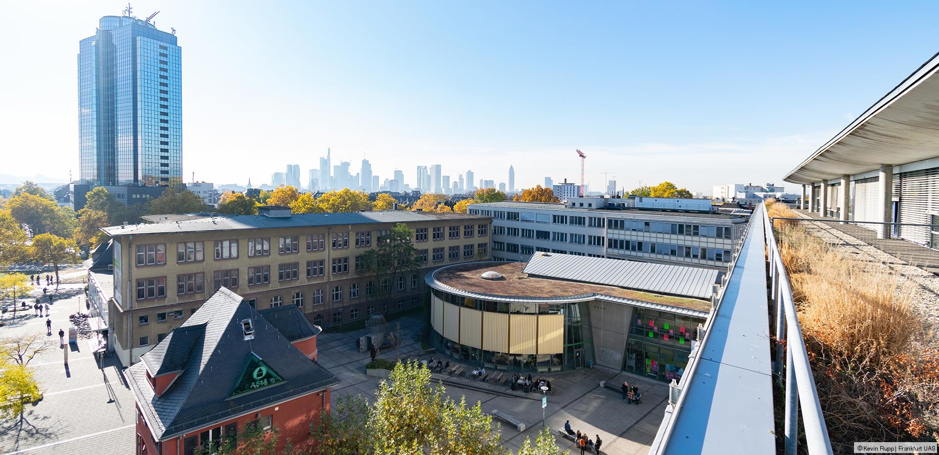 Unser Campus im Frankfurter Nordend ist umgeben von Cafés und Geschäften – und nur ein paar Straßenbahnminuten vom Zentrum entfernt.