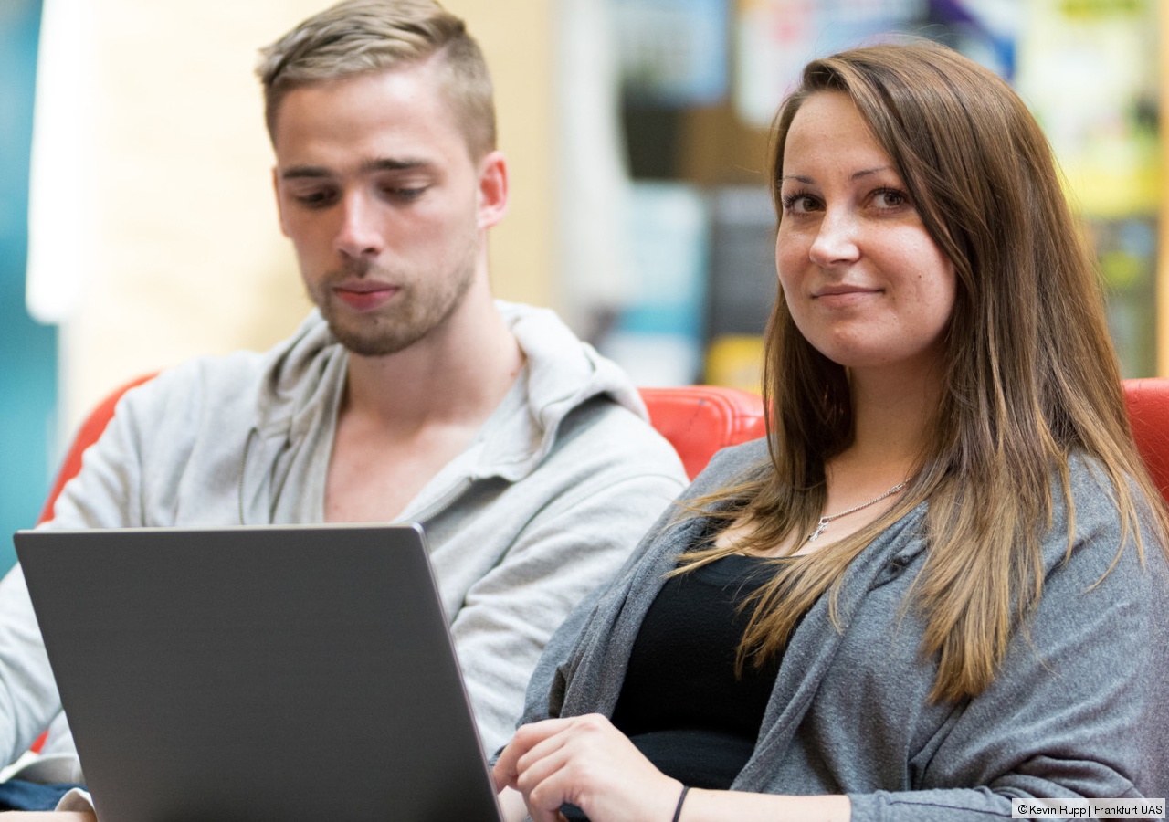 Zwei Studierende vor einem Laptop