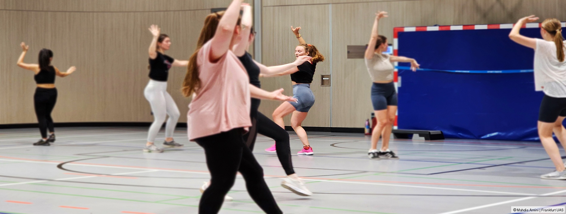 Bild von Leuten, die Zumba in der Johannes-Uthoff-Halle tanzen, Link zu unserer Instagram-Seite
