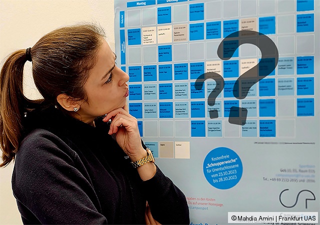 Eine Frau, die fragend auf den Wochenplan guckt, zwei schwarze Fragezeichen