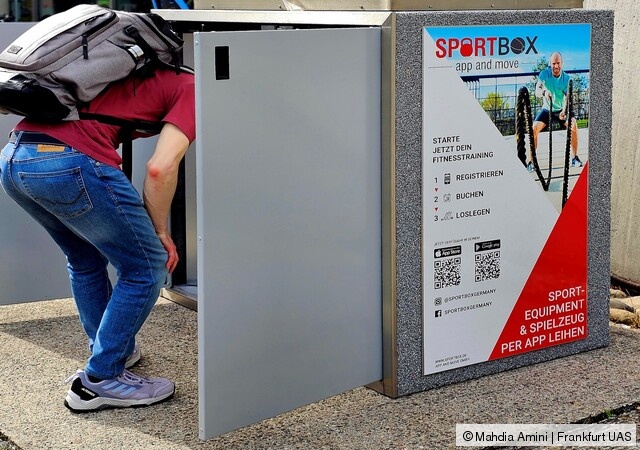 Ein Bild von einem Mann, der etwas in der Spielbox sucht