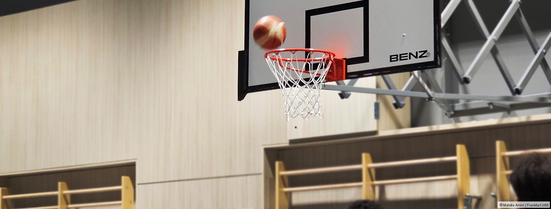 Ein Basketball der in einen Korb fliegt; Link zum Angebot