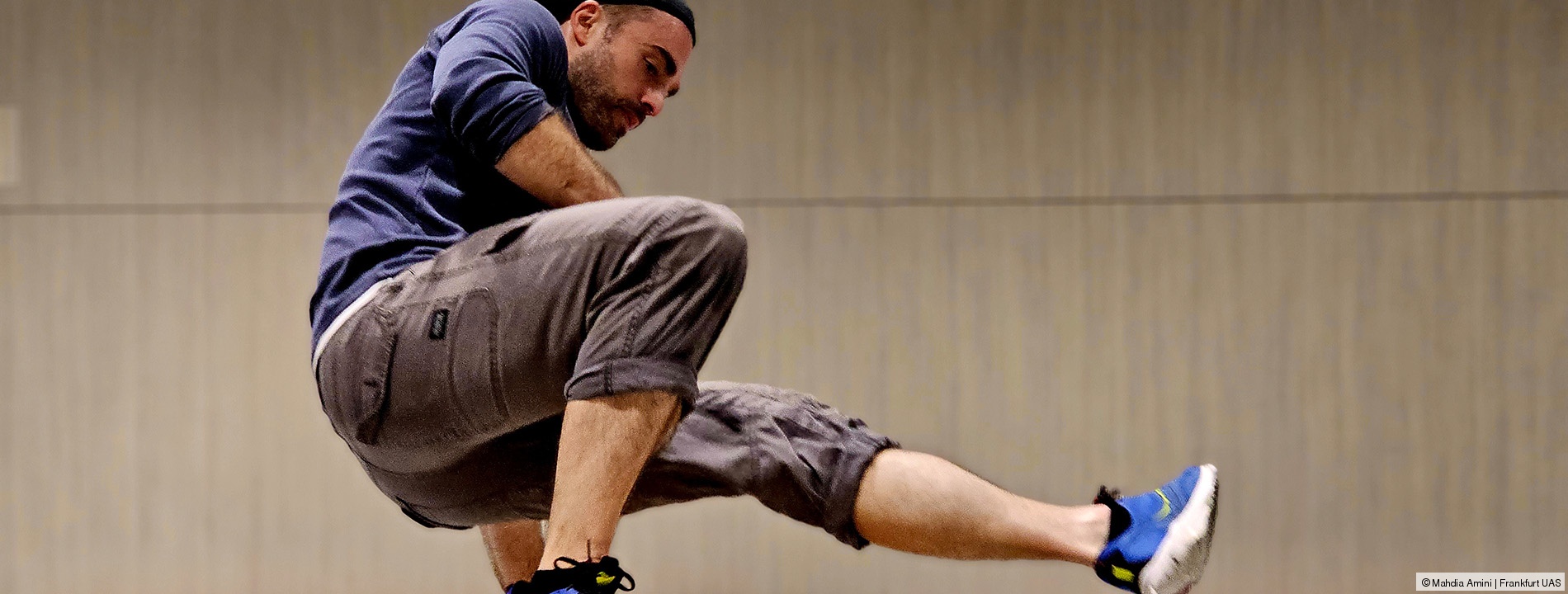 Bild von einer Person, die über eine Sprungkasten springt (Parkour), Link zum aktuellen Sportprogramm