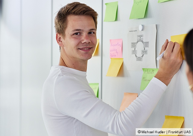 Studentische Hilfskraft an Whiteboard
