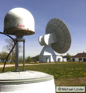 GNSS-Antenne und VLBI-Radioteleskop am Geodätischen Observatorium Wettzell