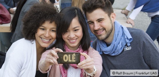 Studierende erstellen ein Selfie Students erstellen ein Selfie