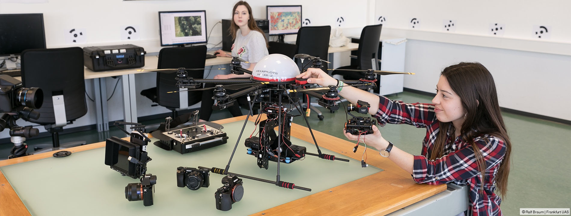 [Translate to EN:] Im Labor für Photogrammetrie und Fernerkundung wird eine Drohne für eine Lufterkundung vorbereitet.
