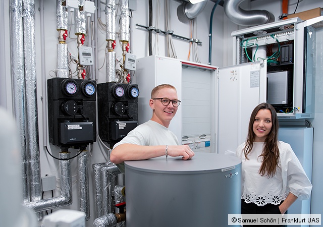 Studierende prüfen eine technische Anlage im Tiny Studio Lab
