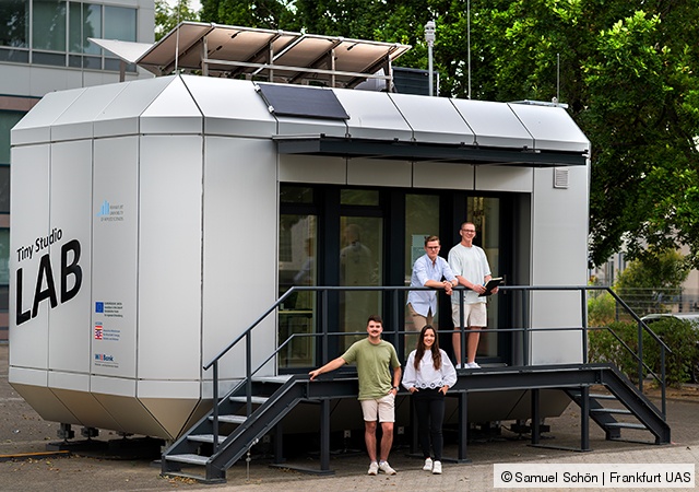 Studierende vor dem Tiny Studio Lab