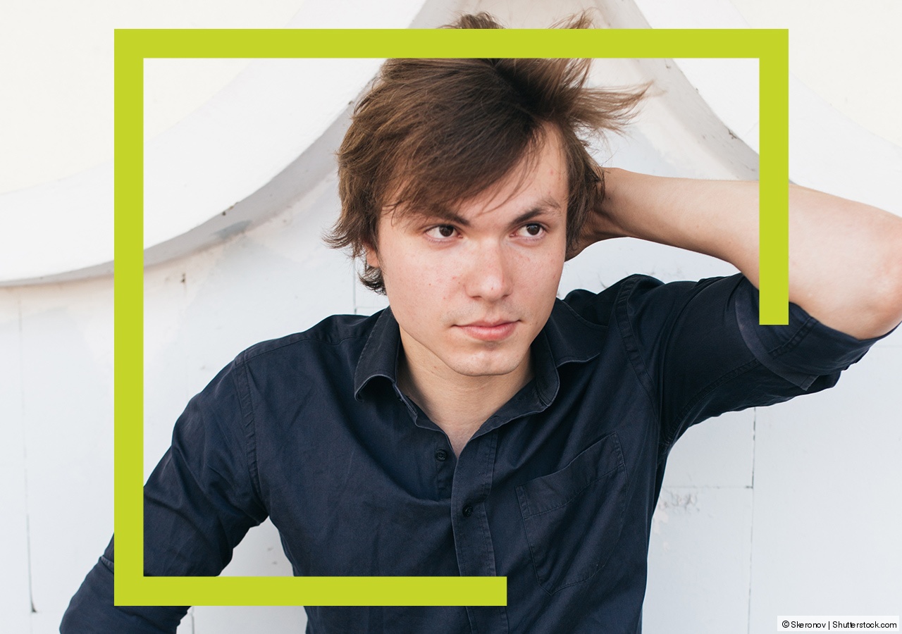 Studierender mit langen Haaren