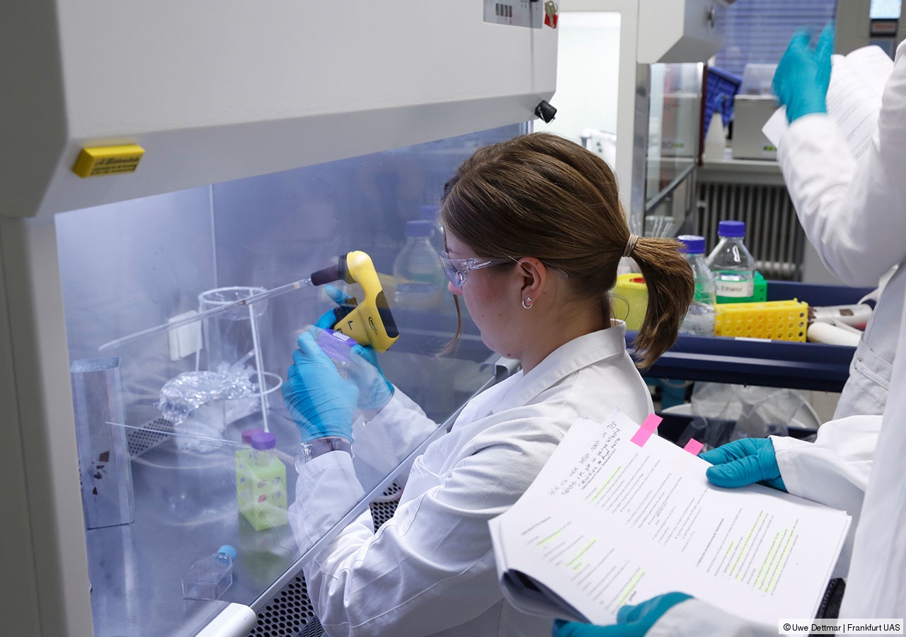 Eine Frau arbeitet im Bioverfahrenstechnik-Labor der Frankfurt UAS.