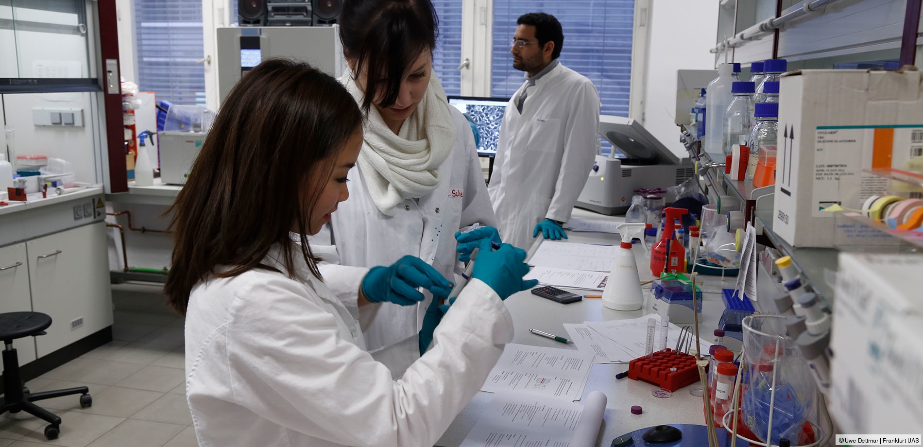 Zwei Studentinnen der Bioverfahrenstechnik untersuchen eine chemische Probe im Labor für Bioverfahrenstechnik an der Frankfurt UAS