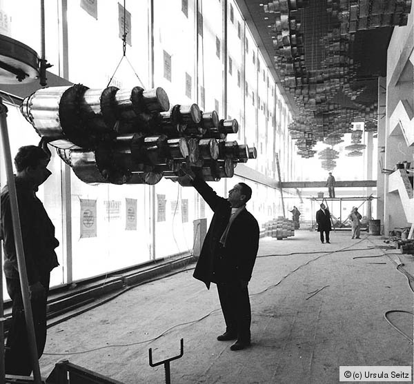 Zoltan Kemeny bei der Montage eines Elements der Raumskulptur_Ende Nov. 1963_ Foto_Ursula Seitz Zoltan Kemeny bei der Montage eines Elements der Raumskulptur, Ende Nov. 1963 Foto: Ursula Seitz