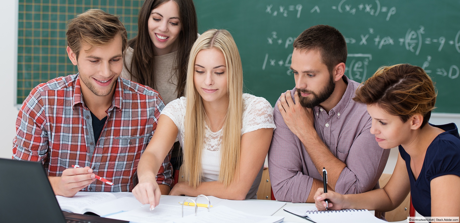 Studierende lernen gemeinsam Mathe vor einer Tafel