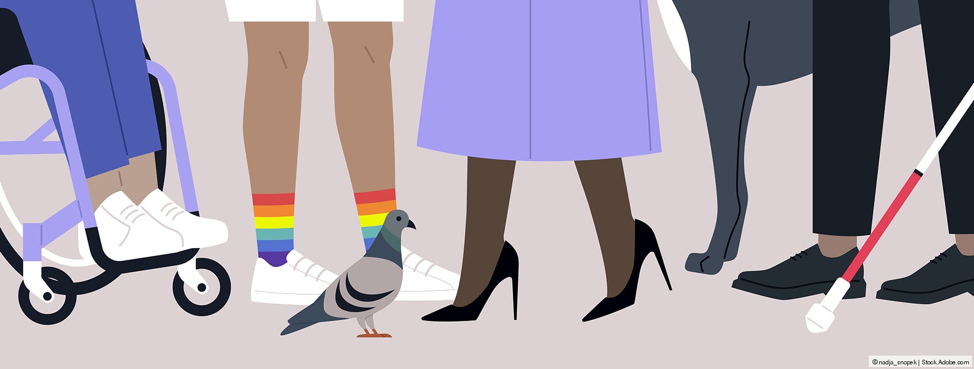 Zu sehen sind die Unterkörper einer vielfältigen Menschenmenge mit unterschiedlicher Kleidung, Regenbogensocken und verschiedenen Assistenzmitteln.