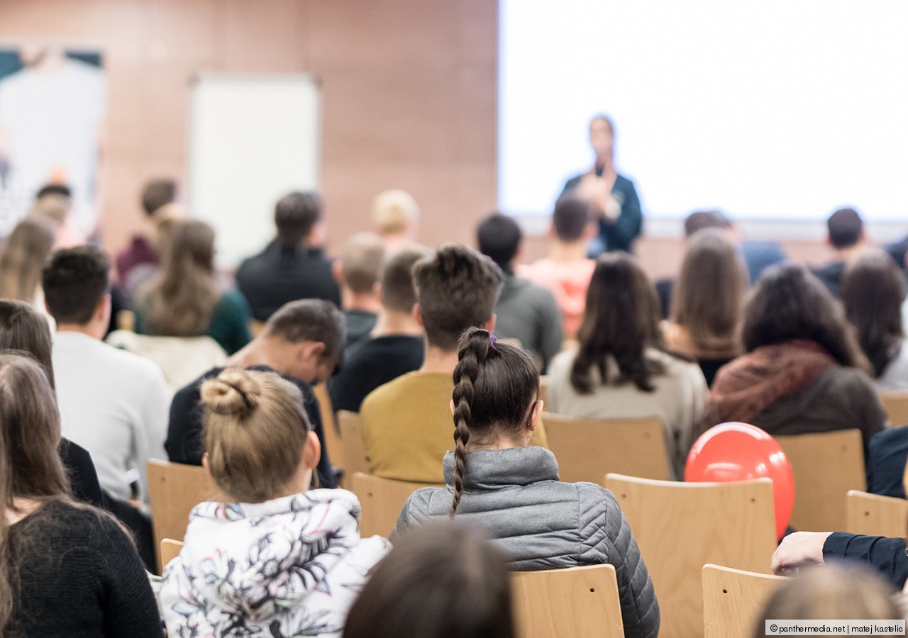 Studierende hören einem Vortrag zu